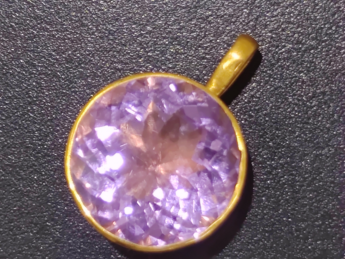 新宿でマリーエレーヌドゥタイヤックを買取。5ctオーバーのアメシスト