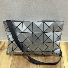 バオバオイッセイミヤケ シルバーカラー ルーセント ショルダーバッグ BB31AG054 買取実績です。