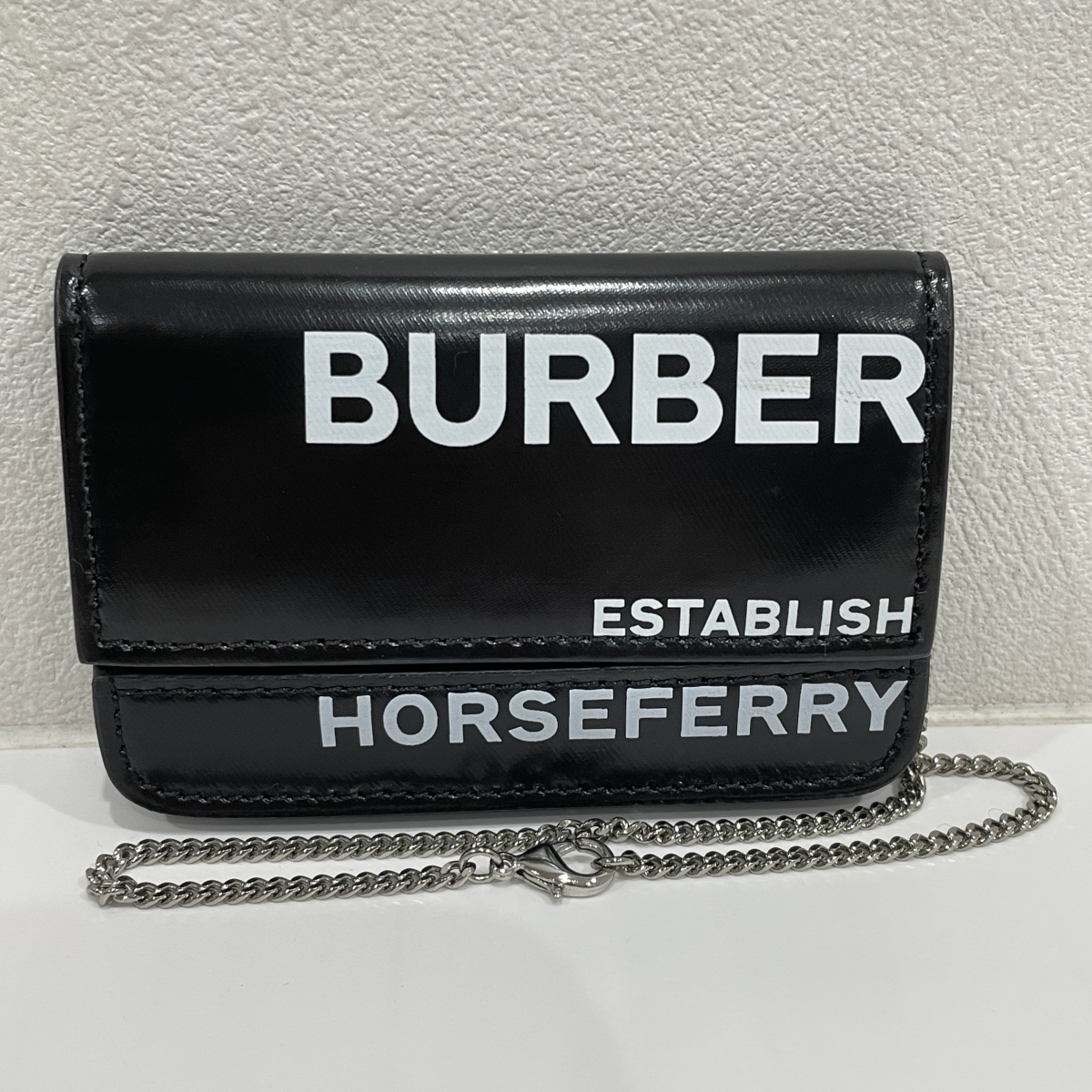 美品✨BURBERRYホースフェリーフラグメントケース 浜松入野でバーバリーを買取。ブラックカラーのホースフェリーチェーン