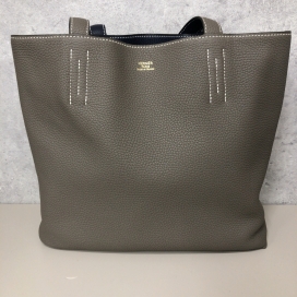 エルメスの2019年製 D刻印 エタン×ブルーニュイ トリヨンクレマンス ドゥブルセンス28 リバーシブルトートバッグの買取実績です。