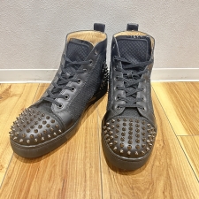 クリスチャンルブタンを浜松入野で買取。スタッズカーフメッシュのハイカットスニーカーを買取ました。状態は綺麗な状態の中古美品です。