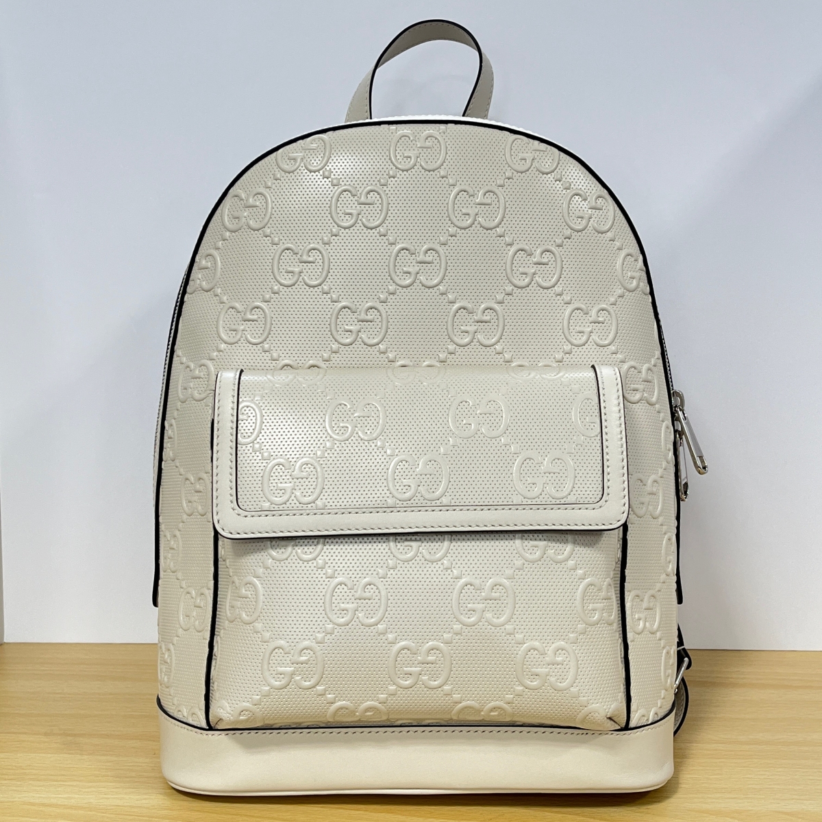グッチを心斎橋で買取。ホワイトのGGエンボスのリュックサック、658579