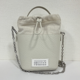 メゾンマルジェラのS61WG0035 アイボリー 5AC バケットバッグの買取実績です。