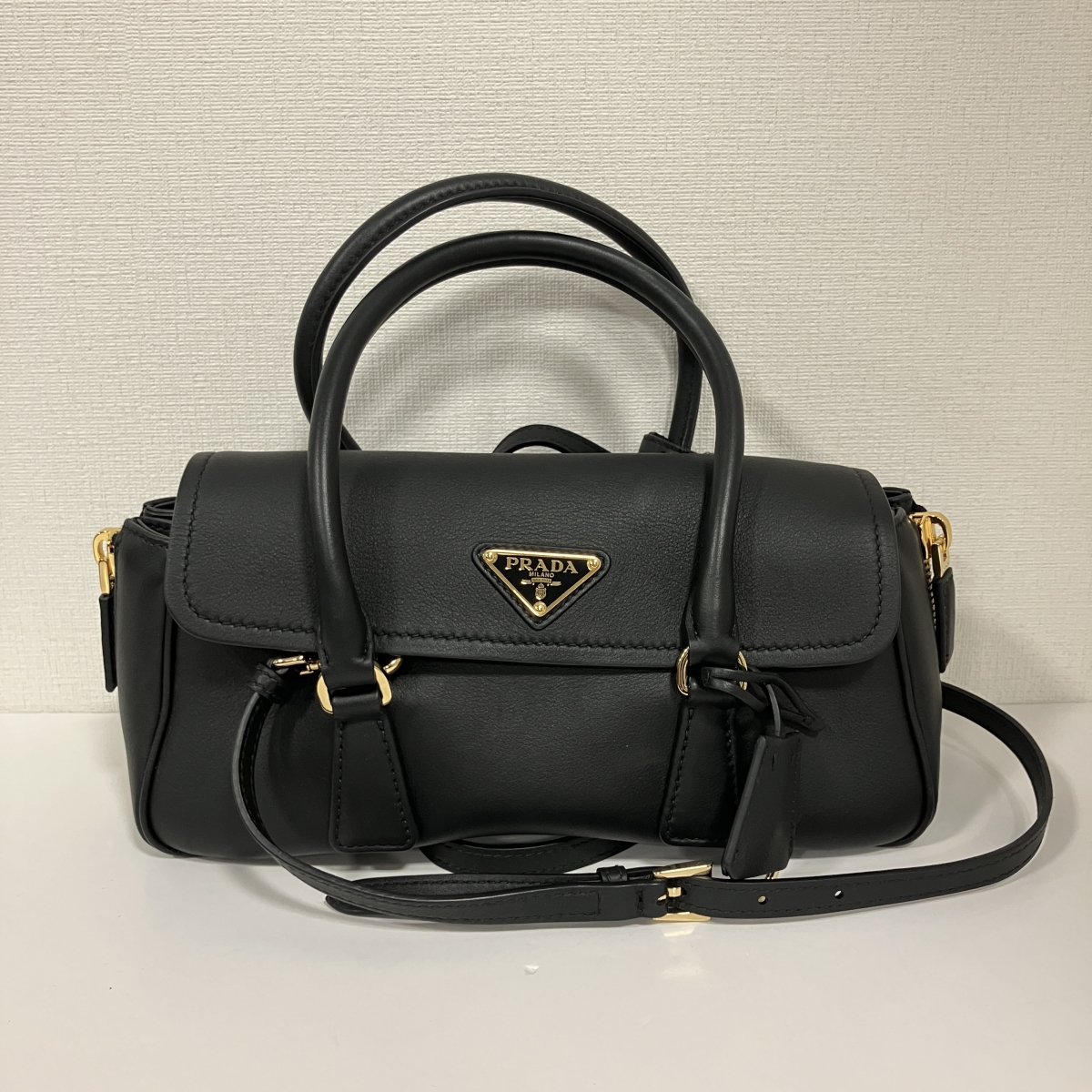 プラダを心斎橋で買取。ソフトグレインレザーを使用したショルダー 