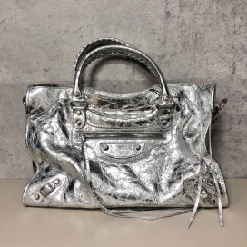 バレンシアガのアリーナムスキン Le City ミディアム バッグ 2way 797786の買取実績です。