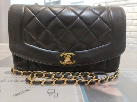 シャネルの2番台 ダイアナ ラムスキン チェーンバッグの買取実績です。