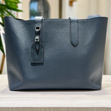 ルイヴィトン ネイビー M53240 カヴァ・ヴォワヤージュ トリヨンレザー トートバッグ 買取実績です。