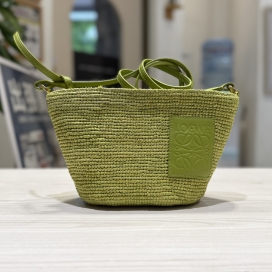 ロエベのグリーン A689W10X06 ラフィア×カーフ スリットポシェットの買取実績です。