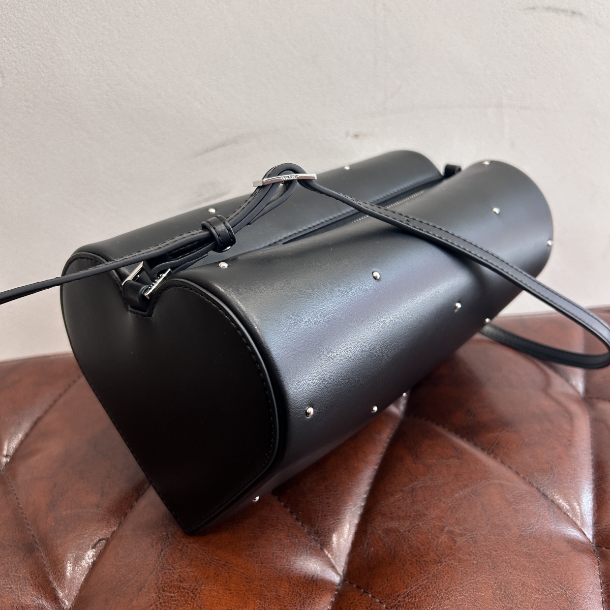 ヴァジックを自由が丘で買取。スタッズ付のハートハンドバッグを買取 