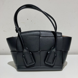 ボッテガ・ヴェネタのブラック マキシイントレチャート ミニアルコ 2WAYバッグの買取実績です。