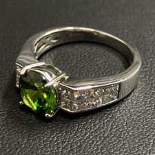 ガーネット Pt950 デマントイドガーネット 1.743ct  ダイヤモンド 0.88ct リング 買取実績です。