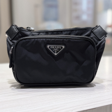 プラダ ブラック 2VH128 Re-Nylon サフィアーノレザー ボディバッグ 買取実績です。