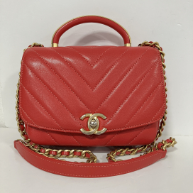 シャネルの29番台 レッド シェブロン Vステッチ チェーンショルダーバッグの買取実績です。
