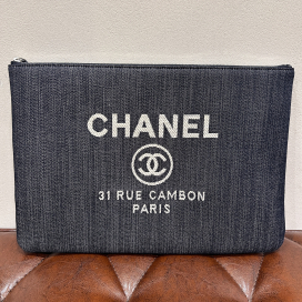 シャネルの21番台 デニム ドーウィルキャンバスクラッチバッグの買取実績です。