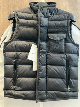 モンクレールのATHOS ダウンベストの買取実績です。