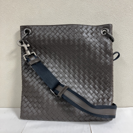 ボッテガ・ヴェネタのブラウン イントレチャート スクエア ショルダーバッグの買取実績です。