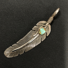ハーヴィーメイスのSV925 6.0g ターコイズ フェザーペンダントトップの買取実績です。