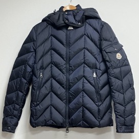 モンクレールの15年 ネイビー BERRIAT ダウンジャケットの買取実績です。