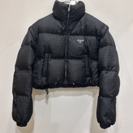 プラダの29Y056 トライアングルロゴプレート リナイロンクロップドダウンジャケットの買取実績です。