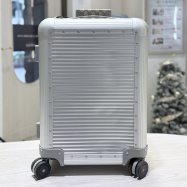 ファブリカ ペレッテリエ ミラノの×GUCCI 743718 キャビン トロリー 36.6L マルチホイール キャリーケースの買取実績です。