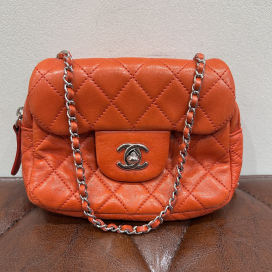 シャネルの15番台 レッド A68151 SV金具 ラムスキン チェーンウォレットの買取実績です。