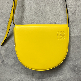 ロエベのイエロー レザー ヒール ショルダーポーチの買取実績です。
