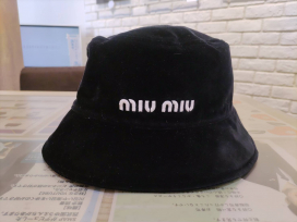 ミュウミュウの5HC196 ベルベット ロゴ刺繍 バケットハットの買取実績です。