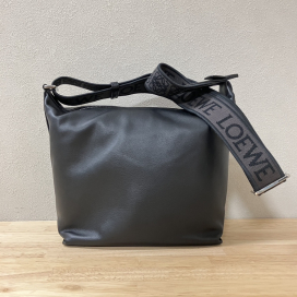 ロエベの25SS キュービィ スモール クロスボディバッグ の買取実績です。