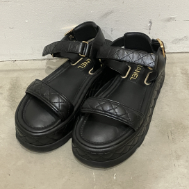 シャネルの22A G39143 メティエダールコレクション ココマーク マトラッセ フラットフォームサンダルの買取実績です。