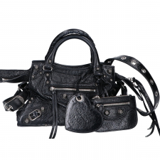 大阪心斎橋でバレンシアガを買取。ネオカゴールというXSサイズのアリーナラムスキンの2WAYハンドバッグ、700940を買取ました。状態は若干の使用感がある中古品です。