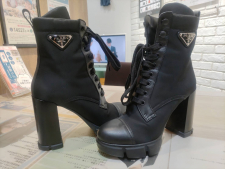 プラダ 1T427M Re-Nylon トライアングルロゴ レザーコンビブーツ 買取実績です。