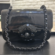 シャネル AS4388 ソーブラック シングルフラップ パテント カメリア スモールチェーンバッグ 買取実績です。