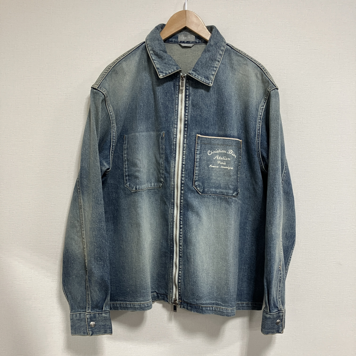 心斎橋でディオールを買取。デニムのバックアトリエロゴ刺繍のジップ