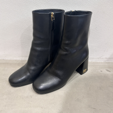 ミュウミュウ 5T024E  ブラック レザー ロゴブーティ 買取実績です。