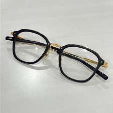 フォーナインズのをエコスタイル浜松入野で買取。ブラック×ゴールドカラーでプラスチックリムとメタルブリッジを組み合わせたミックスフレームのメガネ、M-109を買取ました。状態は若干の使用感がある中古品です。