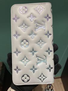 ルイヴィトン M82792 日本限定 LV SKI モノグラム エンボス ジッピーウォレット 買取実績です。