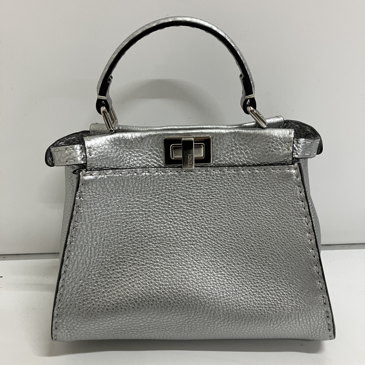 フェンディを浜松入野で買取。シルバーカラーのピーカブー セレリア