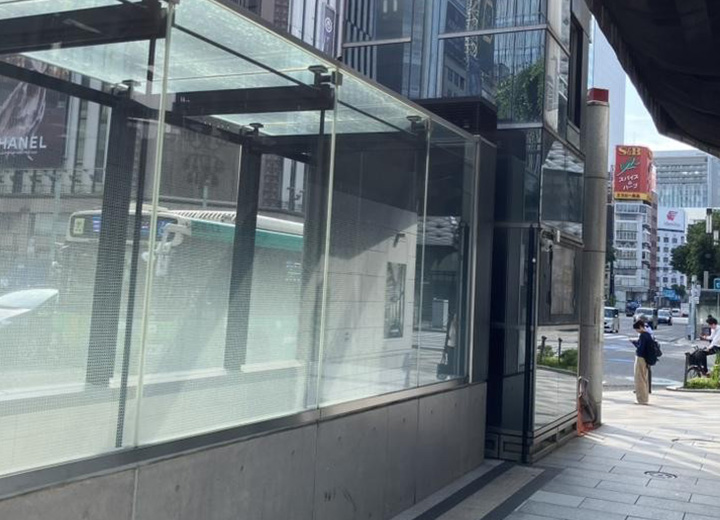銀座駅 A1番出口を出て裏手の交番の方向に進み、信号を渡らずに右折してください。