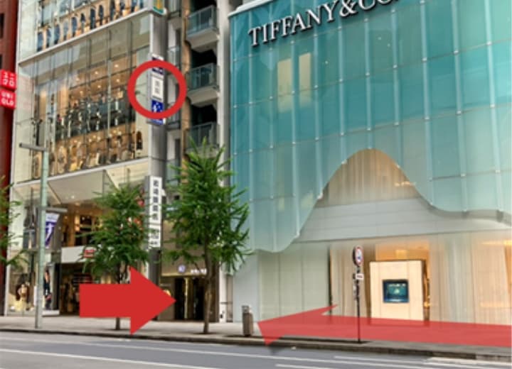 交差点を渡ると右手にユニクロさんがあります。お店はその一つ手前のビルの3階です