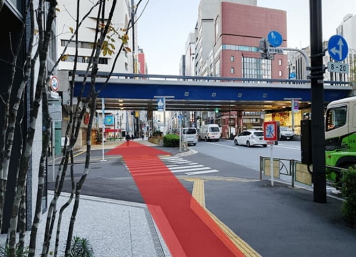 そのまま銀座方面に向けて直進してください。線路下も直進します。