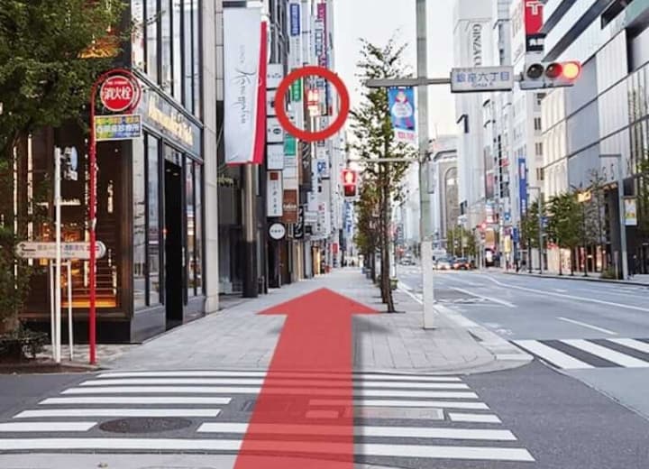 銀座6丁目交差点(左手にフェラガモ、アバクロンビー＆フィッチ)も直進してください。前方にユニクロさんの看板が見えてきます