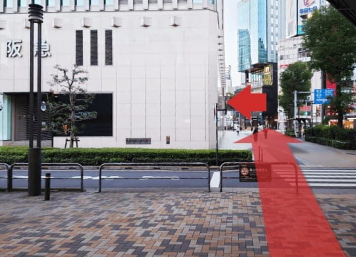 左手に阪急メンズ館が見えてきますが、そのまままっすぐ数寄屋橋交差点に抜けてください。