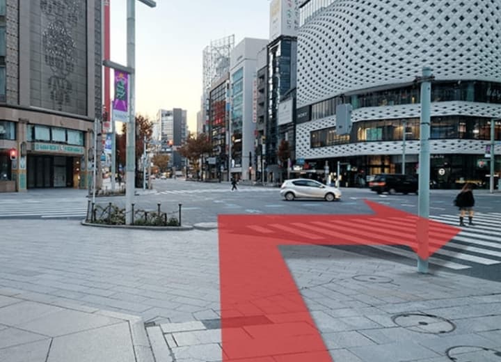 銀座四丁目交差点(左手に銀座和光、前方に銀座三越)を右に渡って直進してください。