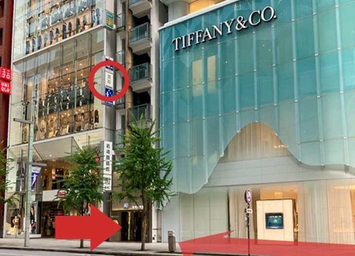 銀座5丁目交差点を渡るとユニクロさんが見えます。ユニクロさんの手前のビルの3階にエコスタイル銀座本店があります。3段ほど階段を上ってエレベーターで3階に上がってください。
