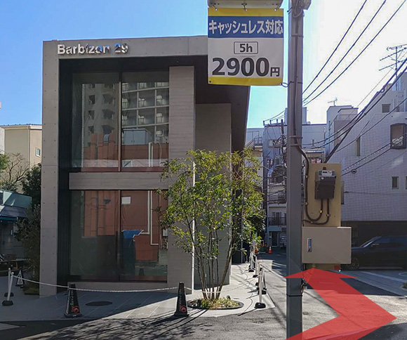 道なり歩いていくとBarbizonビルがあります。