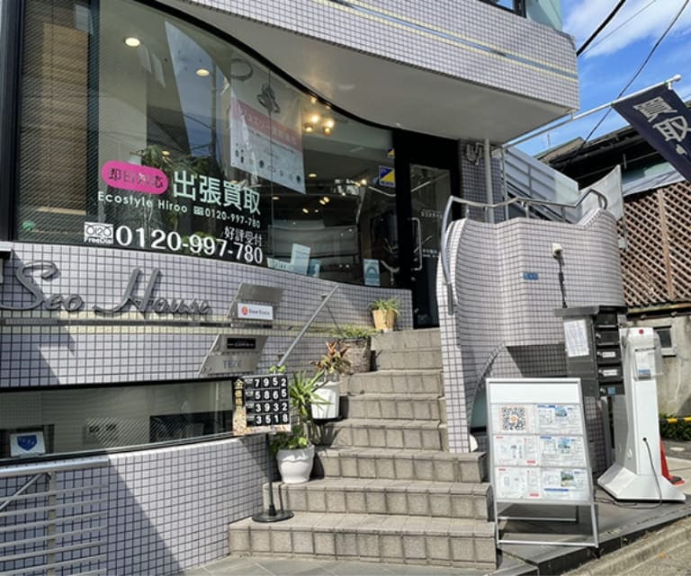 Barbizonビルの奥、隣にある建物の小階段を上がった1F部分が当店です。