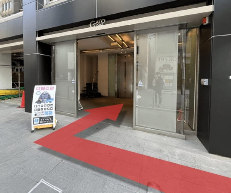 こちらからビルに入り、エレベーターで4階のエコスタイルにご来店ください。 