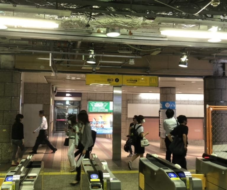 心斎橋駅 長堀橋駅の改札を出たら、クリスタ長堀の北5番出口を目指してください。北5番出口が最寄りの出口です。