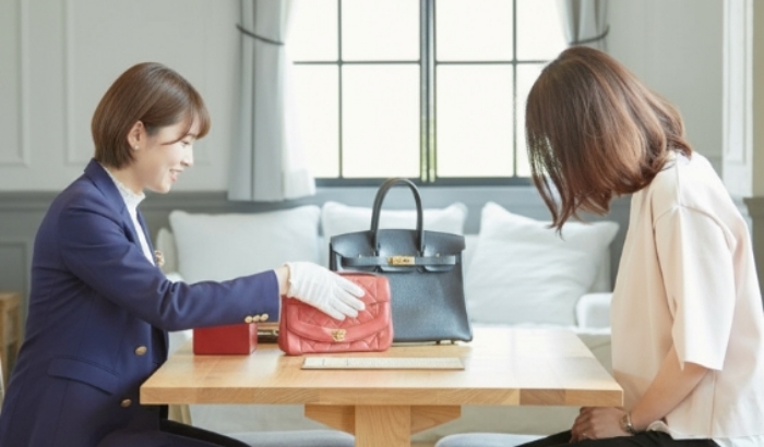 女性鑑定士が訪問