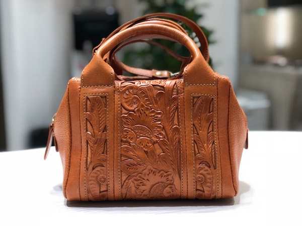 渋谷店では、カービングトライブス（CARVING TRIBES）の2WAYバッグを 